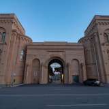 Il 1926 fu l�anno del progetto del quadrilatero della Fiera del Levante, �quartiere� che aperto quattro anni dopo alla presenza di re Vittorio Emanuele III. Corradini realizz� anche l�ingresso monumentale che si affaccia sul mare, con i suoi possenti torrioni laterali, l�arco centrale e le finestrelle bifore